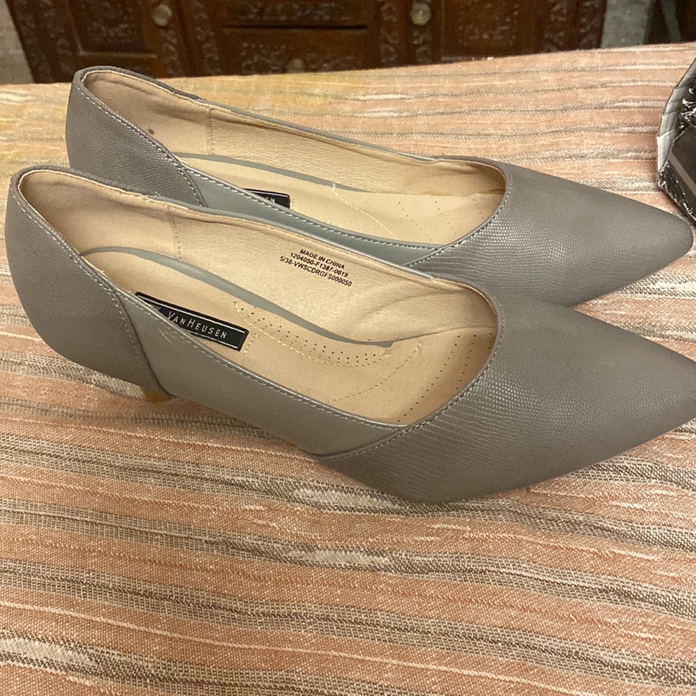Not worn. As good as new. Don’t like heels. - Picture 4 of 8